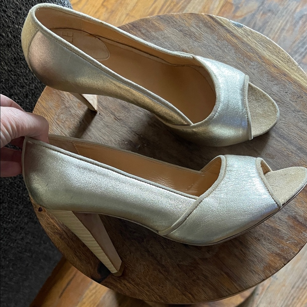 LD TUTTLE Gold Heels NEW